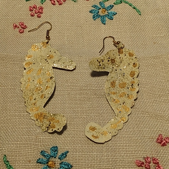 Whimsical Creamy Gold Dreamy Nautical Seahorse Earrings Pierced Recycled Can Lrg - Picture 1 of 3